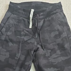 lululemon athletica Womens Black Camouflage Joggers - Size 6